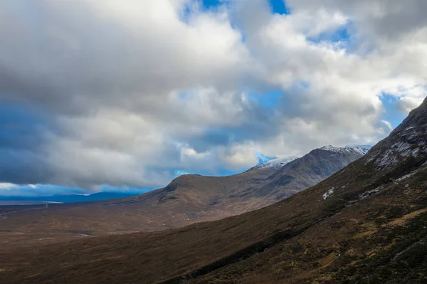 Vuelo Dron Dramático Paisaje Imagen Montañas Ríos Valles Glencoe Las —  Fotos de Stock