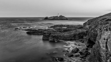 Cornwall 'ın sahil şeridindeki Godrevy deniz fenerinin güzel ve alışılmadık manzarası
