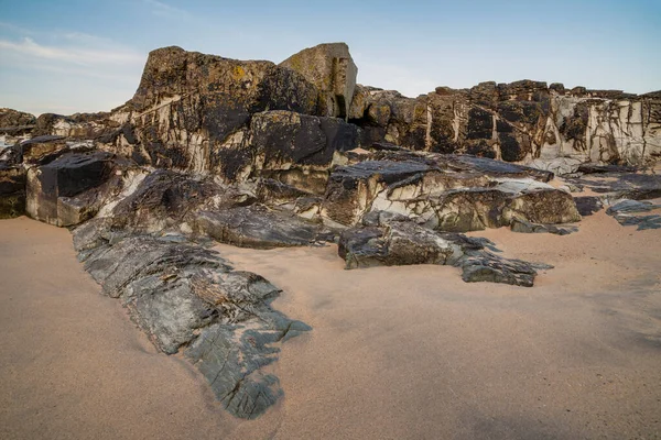 大規模な崖や平野としてビーチで小規模な岩の抽象的な外観を与える珍しい風景画像 — ストック写真