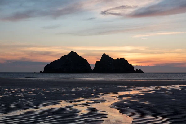 Lkbaharda Altın Hojur Günbatımında Ngiltere Cornwall Daki Holywell Körfezi Plajının — Stok fotoğraf