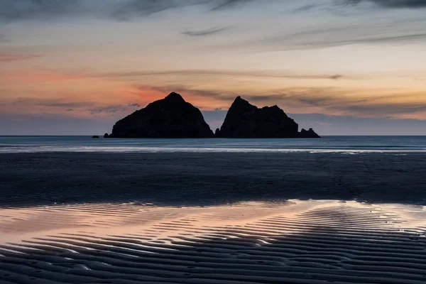 Lkbaharda Altın Hojur Günbatımında Ngiltere Cornwall Daki Holywell Körfezi Plajının — Stok fotoğraf