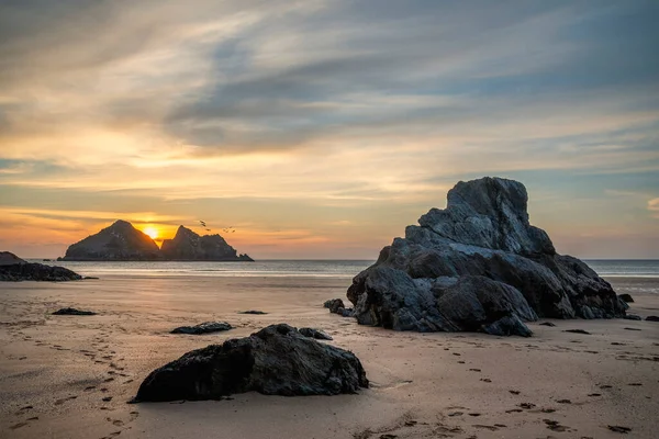 Lkbaharda Altın Hojur Günbatımında Ngiltere Cornwall Daki Holywell Körfezi Plajının — Stok fotoğraf