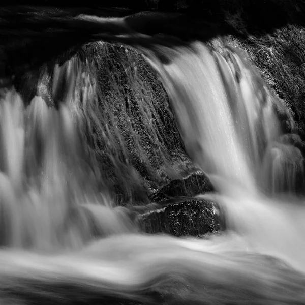 Piękny Krajobraz Rzeki Fowey Pobliżu Golitha Falls Kornwalii Długą Ekspozycją — Zdjęcie stockowe