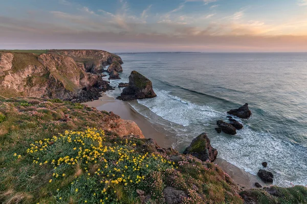 Lenyűgöző Tájkép Arany Óra Alatt Cornwall Tengerpartján Bedruthan Lépcsőnél — Stock Fotó