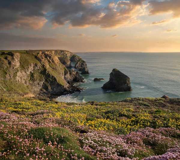 Lenyűgöző Tájkép Arany Óra Alatt Cornwall Tengerpartján Bedruthan Lépcsőnél — Stock Fotó