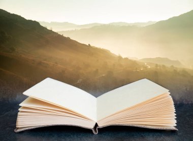 Muhteşem Sonbahar Sonbaharı manzarası. Göl Bölgesi 'nde gün doğumu. Güneş ışınları sislerin arasından Langdales Vadisi' ne akıyor.