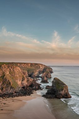 Bedruthan Basamakları 'ndaki Cornwall sahil şeridinde altın saat boyunca büyüleyici manzara görüntüsü