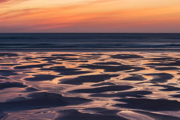 Lkbaharda Altın Hojur Günbatımında Ngiltere Cornwall Daki Holywell Körfezi Plajının — Stok fotoğraf