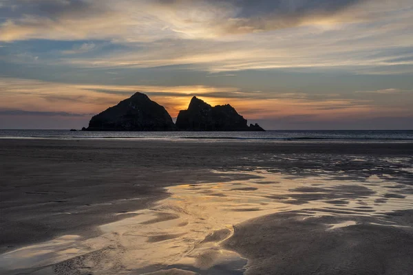 Lkbaharda Altın Hojur Günbatımında Ngiltere Cornwall Daki Holywell Körfezi Plajının — Stok fotoğraf