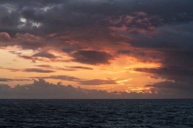 Devon Hartland rıhtımından güzel manzara görüntüsü İngiltere durinbg bahar günbatımı