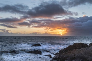 Devon Hartland rıhtımından güzel manzara görüntüsü İngiltere durinbg bahar günbatımı