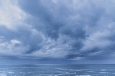 Devon 'daki Hartland rıhtımından güzel bir manzara görüntüsü İngiltere durinbg bahar günbatımı