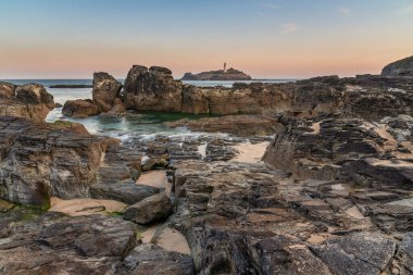 Cornwall 'ın sahil şeridindeki Godrevy deniz fenerinin güzel ve alışılmadık manzarası