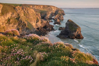 Bedruthan Basamakları 'ndaki Cornwall sahil şeridinde altın saat boyunca büyüleyici manzara görüntüsü
