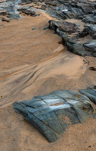 Ovanlig Landskapsbild Som Ger Abstrakt Bild Småskaliga Klippor Stranden Som — Stockfoto