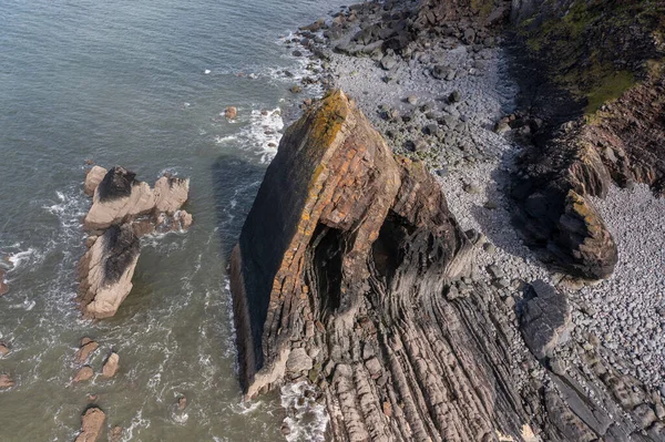 イギリスのデボン紀地質学的形成にブラックチャーチ ロックの見事な空中ドローン飛行風景画像 — ストック写真