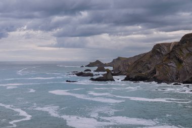 Devon 'daki Hartland rıhtımından güzel bir manzara görüntüsü İngiltere durinbg bahar günbatımı