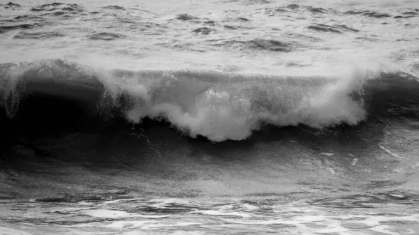 Atemberaubende Dunkle Stimmungsvoll Getönte Meereslandschaft Mit Brechenden Wellen Auf Dem — Stockfoto
