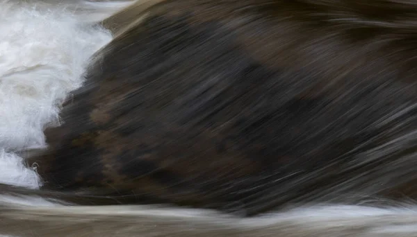 川の岩の上に速く流れる水の長い露出の詳細の美しい美術風景のイメージ — ストック写真