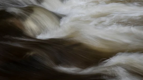Nehirdeki Kayaların Üzerinden Hızlı Akan Suyun Uzun Pozlama Detaylarının Güzel — Stok fotoğraf