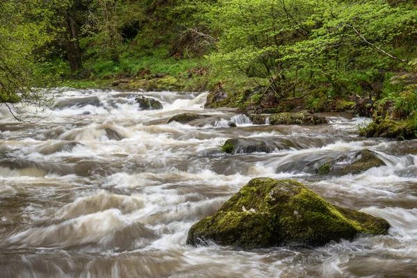 Hermosa Imagen Del Paisaje Primavera Watrersmeet Devon Inglaterra Donde Dos — Foto de Stock