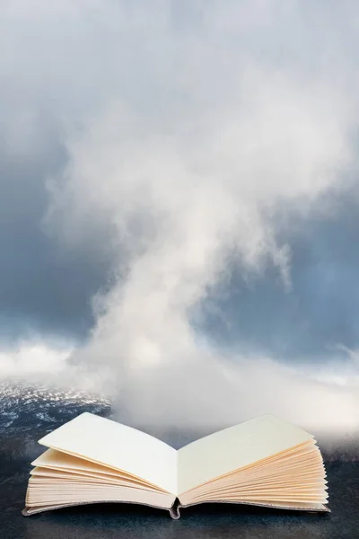 冬日湖区斯基达乌雪盖山脉的令人惊叹的景观图像 在想像中的书中 山峰周围的低层云彩层出不穷 — 图库照片