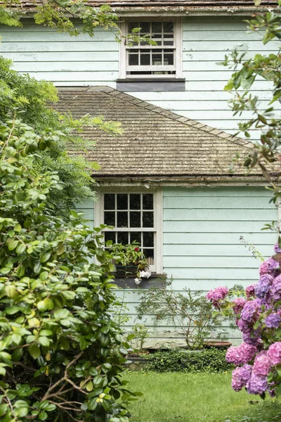 夏高气爽的英国古老乡村花园和房屋的美丽形象 — 图库照片