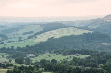 Curbar Edge 'den Peak District Ulusal Parkı' na kadar uzanan güzel bir yaz akşamı manzarası.