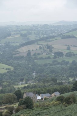 Curbar Edge 'den Peak District Ulusal Parkı' na kadar uzanan güzel bir yaz akşamı manzarası.