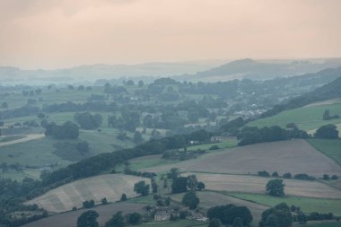 Curbar Edge 'den Peak District Ulusal Parkı' na kadar uzanan güzel bir yaz akşamı manzarası.