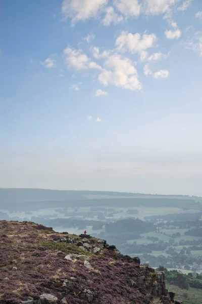 Wspaniały Angielski Peak District Krajobraz Curbar Edge Kolorowym Wrzosem Podczas — Zdjęcie stockowe