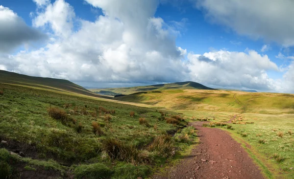 Beautiful landscape of Brecon Beacons National Park with moody s — Stock Photo, Image