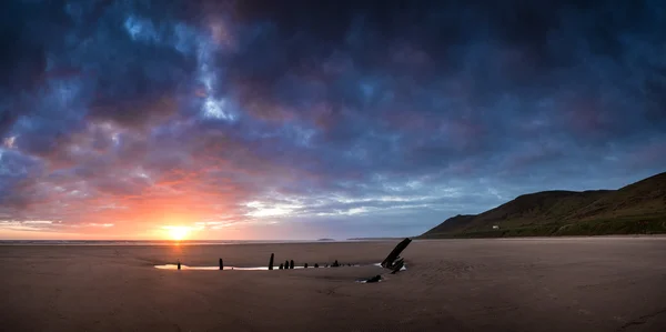 Image de paysage de naufrage sur la plage au coucher du soleil d'été — Photo