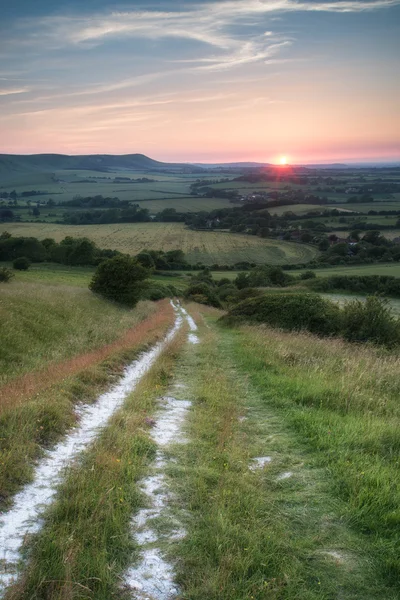 Liggande bild sommaren solnedgången över engelska landsbygden — Stockfoto