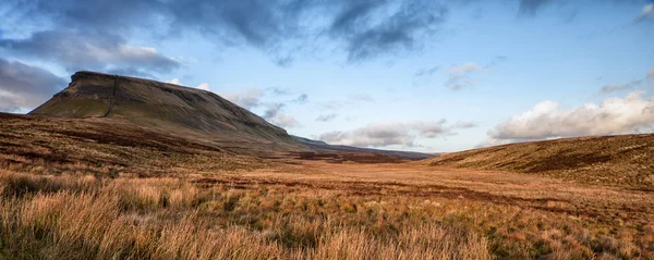 Panorama paisagem Pen-y-Ghent em Yorkshire Dales National Park — Fotografia de Stock