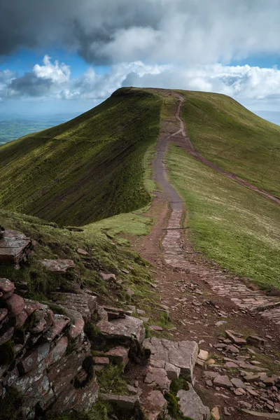 Beautiful landscape of Brecon Beacons National Park with moody s — Stock Photo, Image