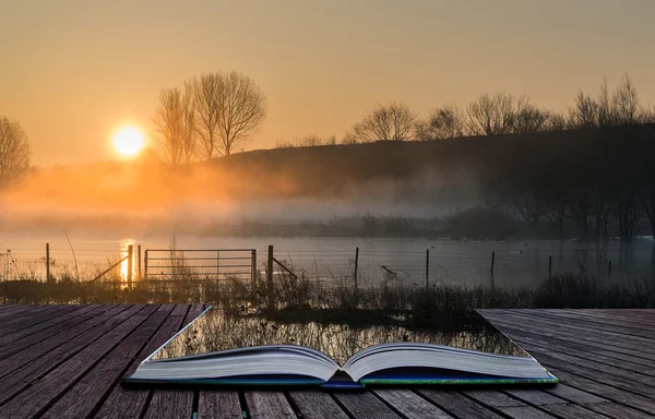 Concepto del libro Paisaje del lago en la niebla con el resplandor del sol al amanecer — Foto de Stock