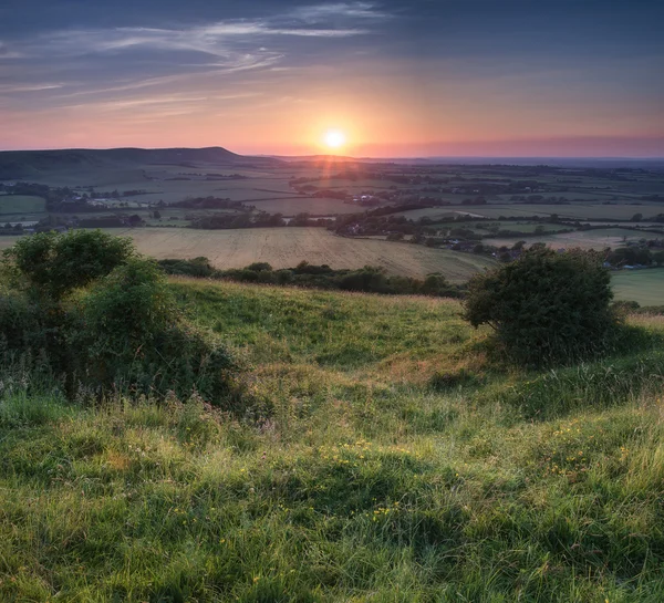 Belo pôr do sol de verão sobre paisagem rural — Fotografia de Stock