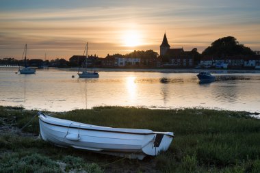 güzel yaz günbatımı manzara üzerinde gelgit liman moor ile