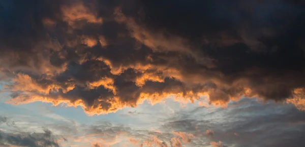 Stunning vibrant stormy cloud formation background — Stock Photo, Image