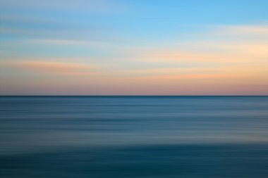 Günbatımında sakin okyanus çarpıcı uzun pozlama deniz manzarası görüntü