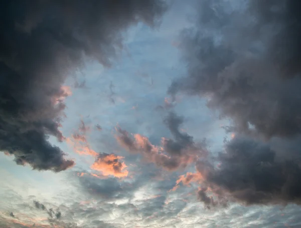 Prachtige levendige stormachtige wolk formatie achtergrond — Stockfoto