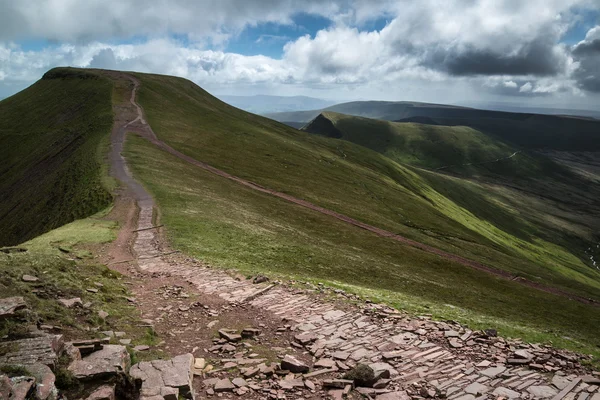 Beautiful landscape of Brecon Beacons National Park with moody s — Stock Photo, Image