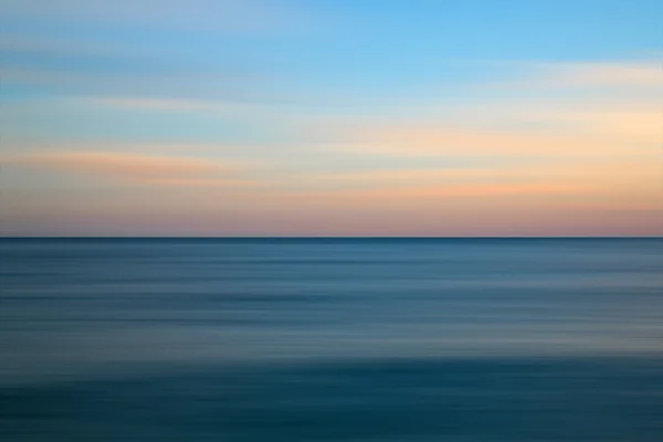 日没時の穏やかな海の見事な長時間露光海景イメージ — ストック写真