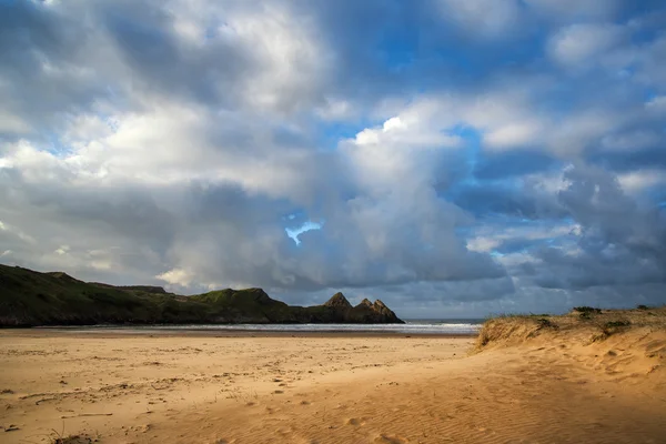 Hermoso verano amanecer paisaje sobre la playa de arena amarilla —  Fotos de Stock