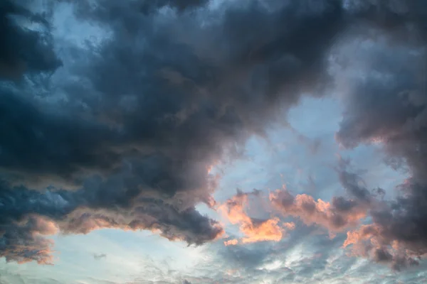 Ohromující pozadí pulzující bouřlivé oblak formace — Stock fotografie