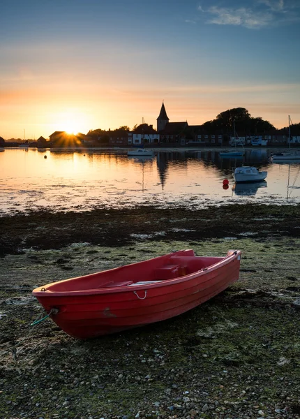 Beautiful Summer sunset landscape over low tide harbor with moor — Stock Photo, Image