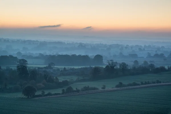 Splendida alba su strati di nebbia nel paesaggio rurale — Foto Stock