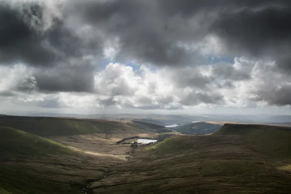 Hermoso paisaje del Parque Nacional Brecon Beacons con s malhumorado —  Fotos de Stock