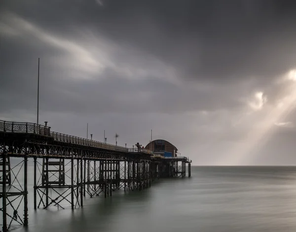 Paisaje de larga exposición del muelle victoriano witn moody sky — Foto de Stock